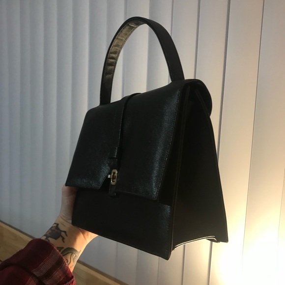 Vintage black structured purse with gold clasp. Good condition - Picture 3 of 4